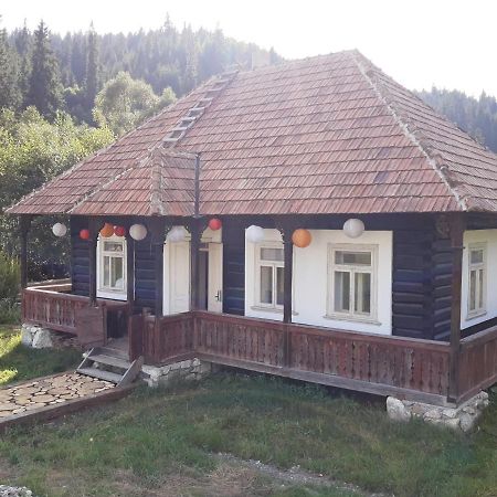 La Malu' Bistritei - Casutele Valea Stanii Hotel Luaran gambar