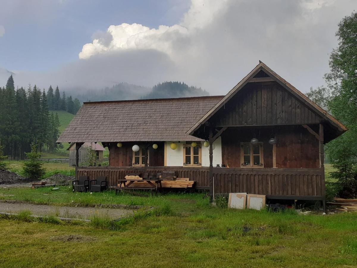 La Malu' Bistritei - Casutele Valea Stanii Hotel Luaran gambar
