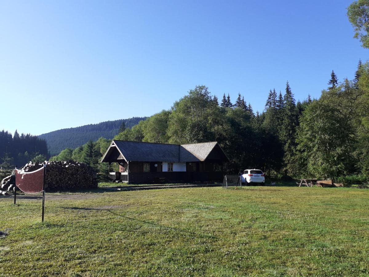La Malu' Bistritei - Casutele Valea Stanii Hotel Luaran gambar