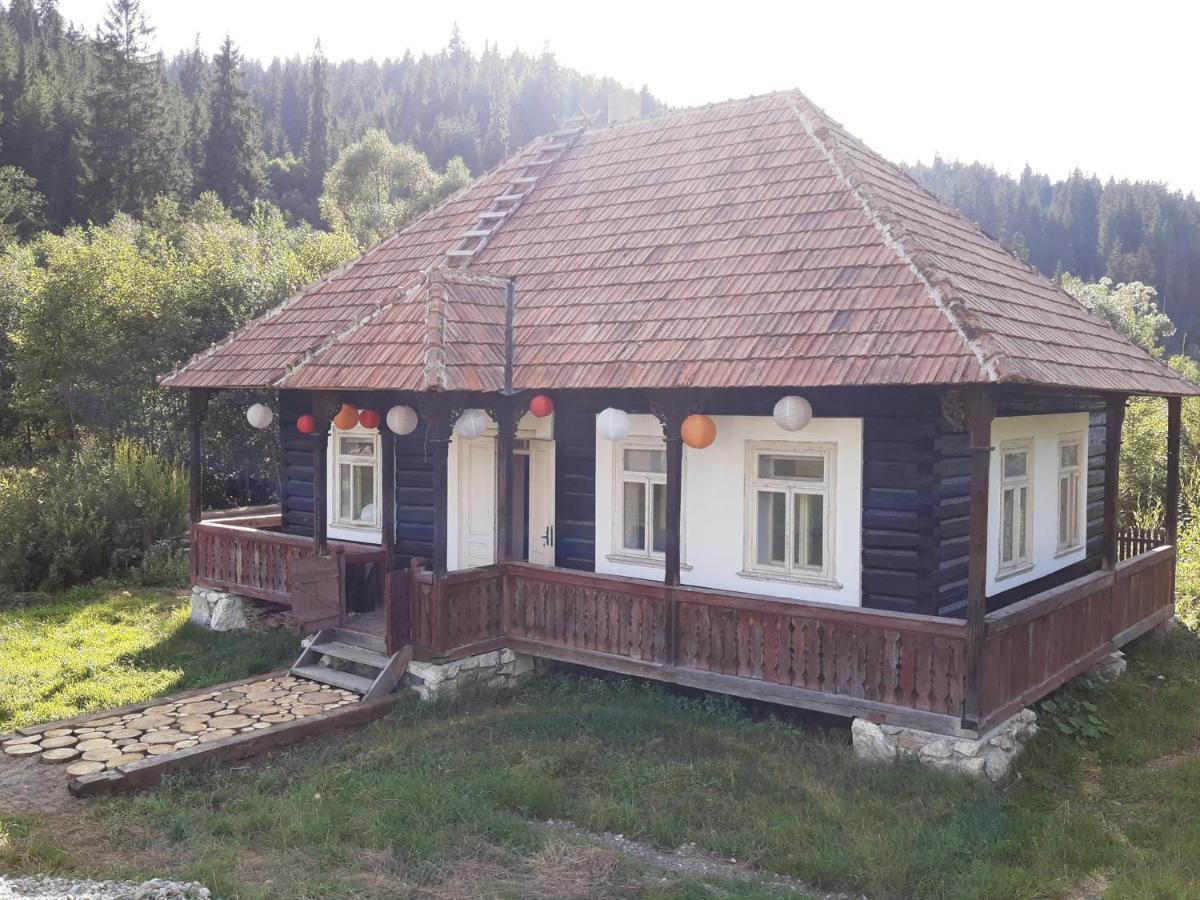 La Malu' Bistritei - Casutele Valea Stanii Hotel Luaran gambar